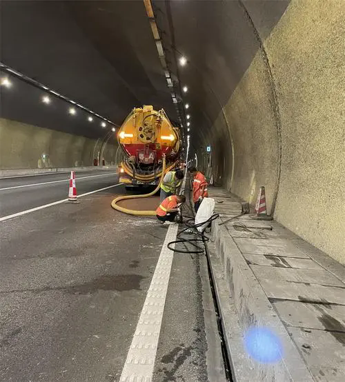 扶沟隧道排水渠清淤